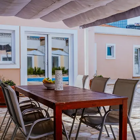 Dalla With Swimming Pool Casa de Férias